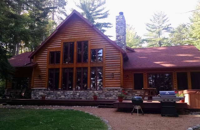 Custom Log Vacation Home on Beautiful Lake