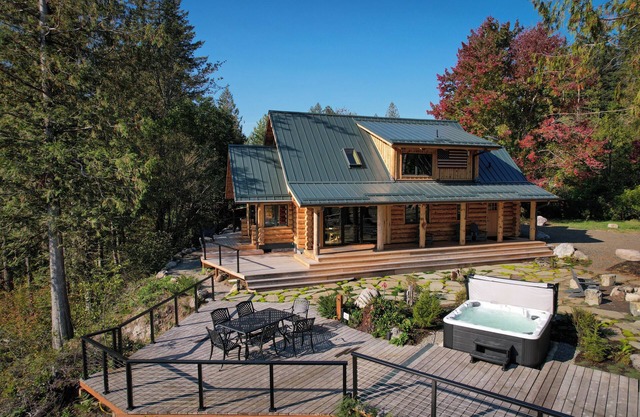 Custom Luxury River Front Log Home, River Access, Hot Tub