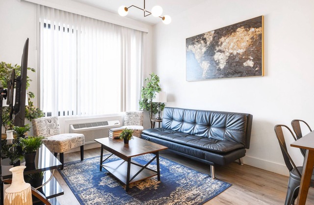 Cute 1BR Next to Airport 4223
