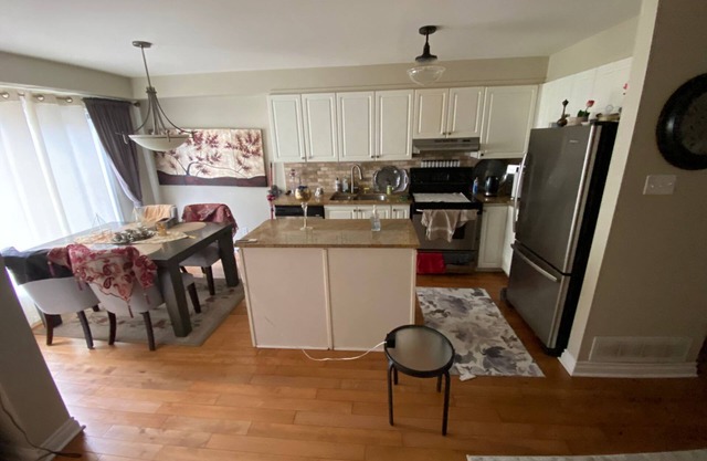 Cute 3 bed rooms townhouse in Bridlewood/quite neighborhood
