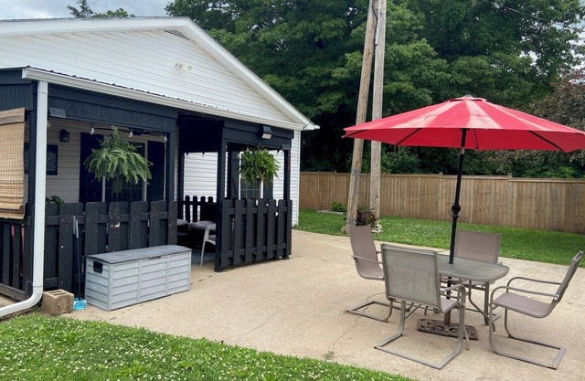 Cute 3 bedroom home sleeps up to 11 w/6 beds. Branson & Stockton Lake nearby