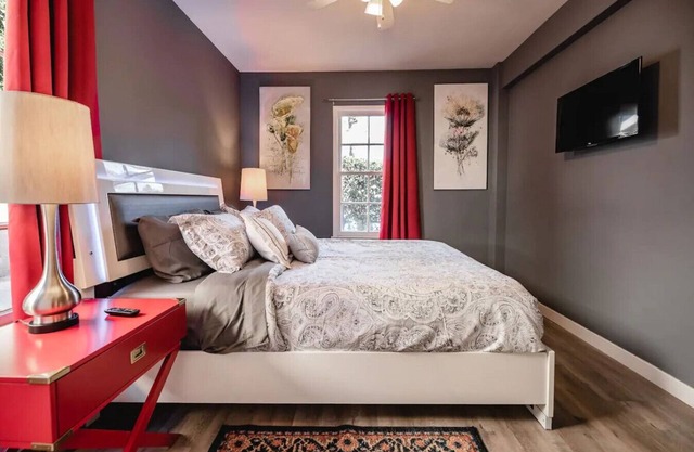 CUTE AND COZY 1-BEDROOM HOME IN NOHO ARTS DISTRICT (p21)