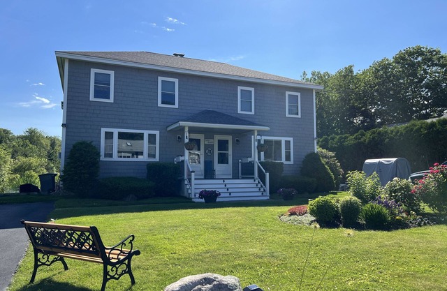 Cute as a button 2 bedroom cottage steps away from 2 Sandy beaches in York Beach