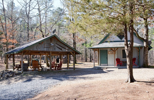 Cute cabin located in the shady mountains. 1 mile from south Wolf Pen trailhead.