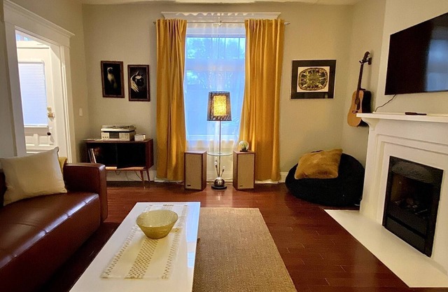 Cute & Charming Vintage Townhome in German Village