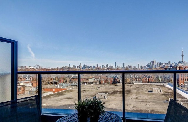 Cute condo in trendy Queen West