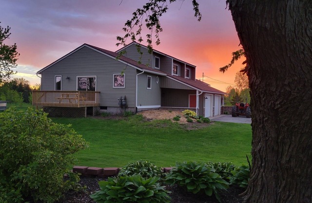 Cute & cozy duplex "DuWest", Hollands south side, Ping pong & renovated May 2024