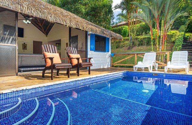 Cute. Cozy. Private. Pool. Ojochal.