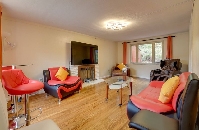 Cute Home w/Patio ~ 7 Mi to Dtwn Pittsburgh