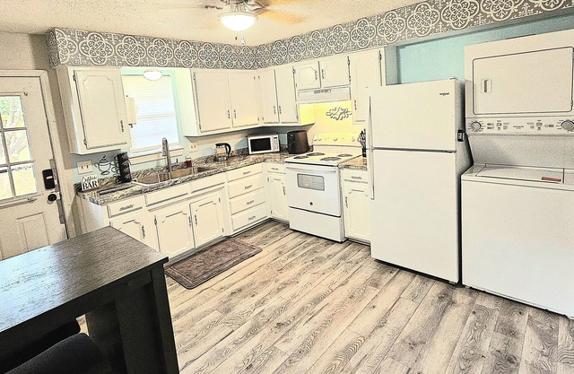 Cute little 2 bedroom in Faith Village with backyard deck