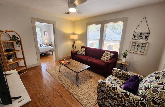 Cute & Quiet Garage Apt Home
