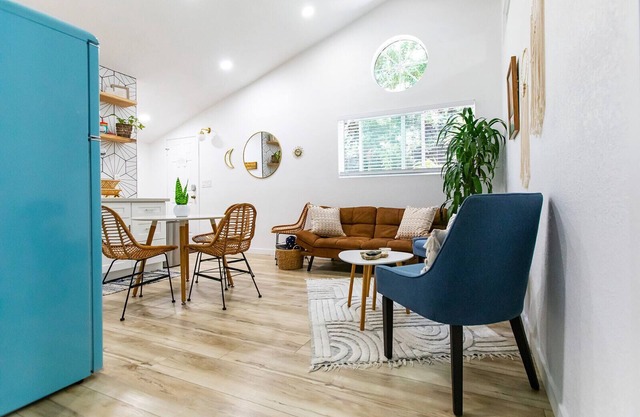 Cute & Stylish 1Bdrm + Parking, Minutes to the Beach & Hiking trails !
