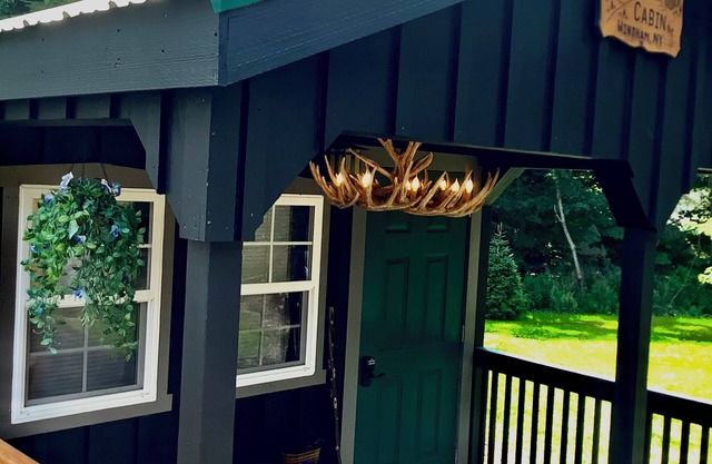 Cutest Cabin in Windham walking trail to MTN views corn hole mini golf BBQ grill