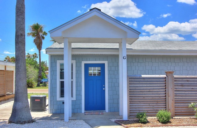 Cutest cottage in all of Port A! Short Walk to the beach!