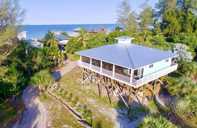 Cuttlefish Cottage: Beautiful home with great beach views!