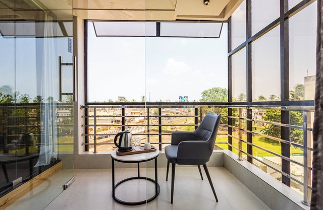 CVR'S HOTEL GLASS BIRD