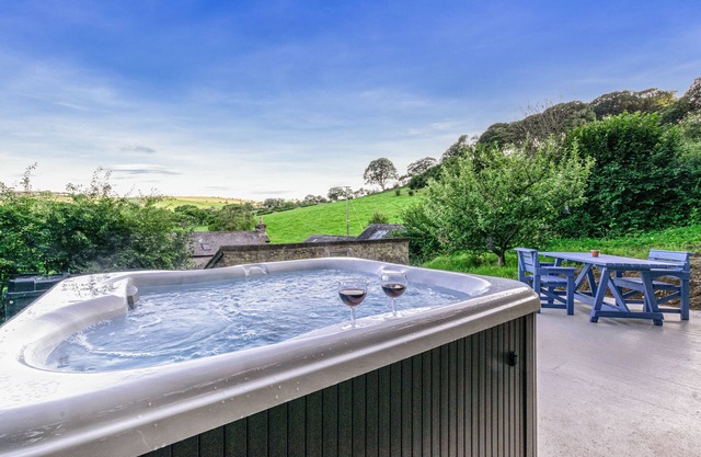 Cwt Bach - One Bedroom House, Sleeps 2