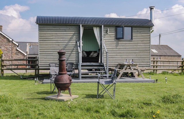 CWTCH WINNIE SHEPHERDS HUT, pet friendly, with hot tub in Old Colwyn