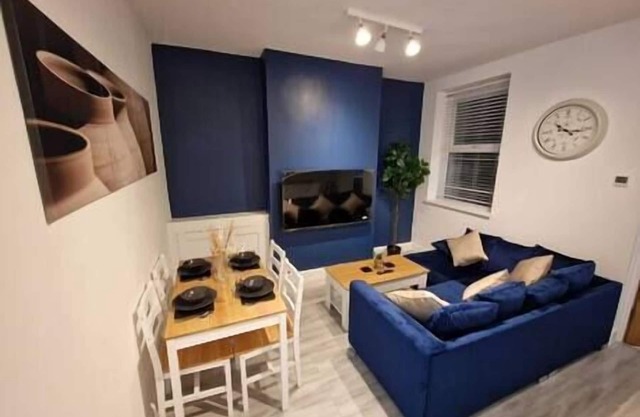 Cyfarthfa Double Room 1 - Shared Bathroom - Near City Centre