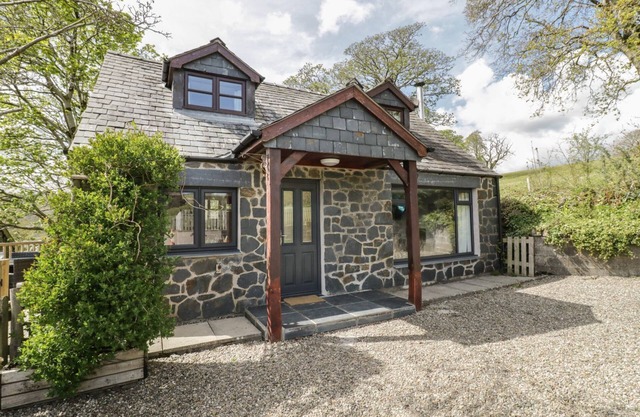 CYFFDY COTTAGE - ARAN, pet friendly, with open fire in Parc