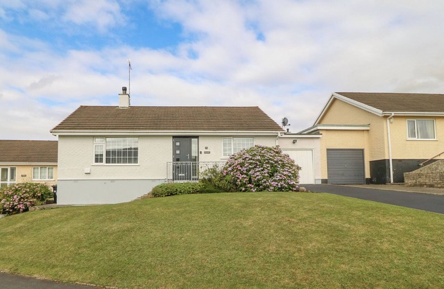 CYNEFIN, pet friendly, with a garden in Llangefni