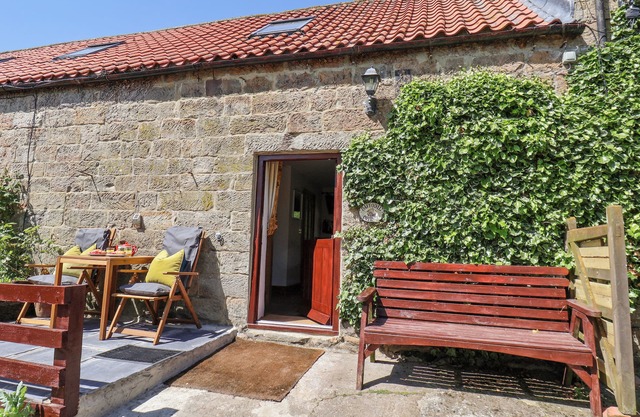 DAFFODIL COTTAGE, pet friendly, character holiday cottage in Danby