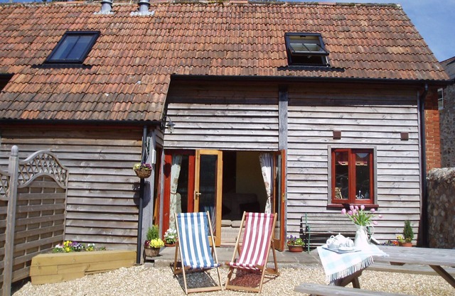DAISY COTTAGE in peaceful rural location
