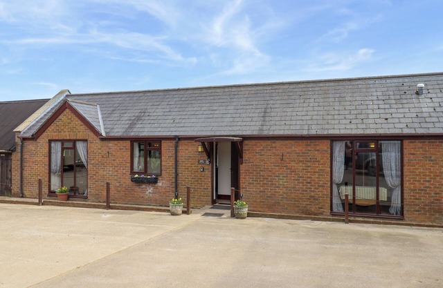 DAISY COTTAGE, pet friendly, with hot tub in Charmouth