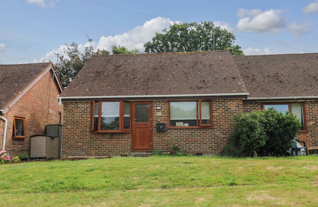 DAISY COTTAGE, pet friendly, with pool in Stone Cross