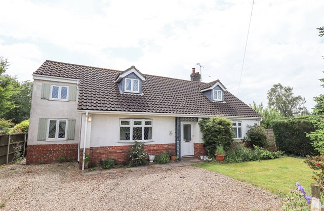 DAISY COTTAGE, pet friendly, with open fire in Metheringham