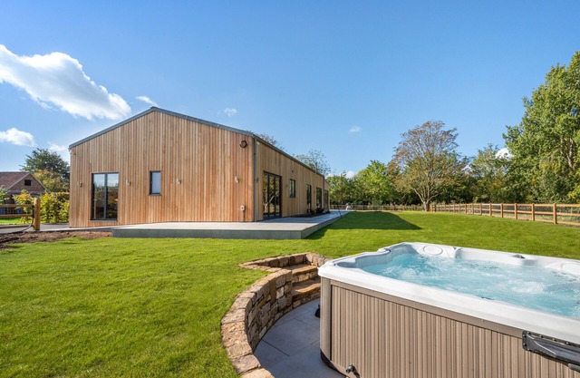 Daisy's Barn - Four Bedroom House, Sleeps 8