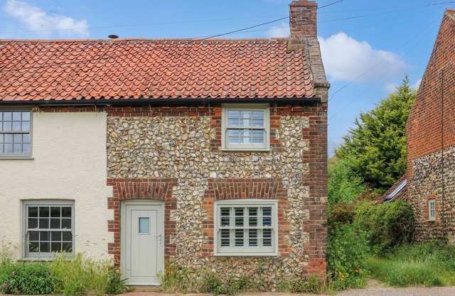 DAISY'S PLACE, pet friendly, with open fire in Little Walsingham
