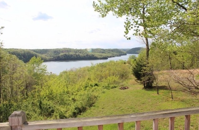 Dale Hollow Lake- Gorgeous Lake View, Hot Tub, WiFi, Sleeps 7