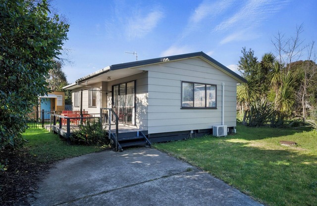 Dale Sanctuary - Raumati South Holiday Home