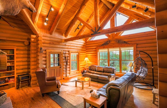 Dancing Bear Lodge-Log Cabin Getaway
