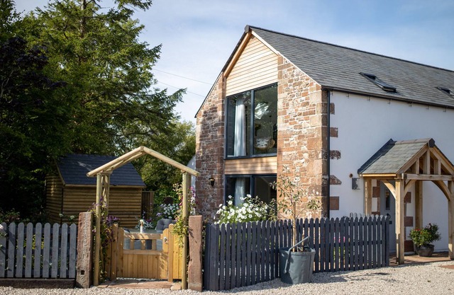 Dandelion Cottage with hot tub, Dalston, Carlisle, Lakes, Hadrian's Wall, Lake