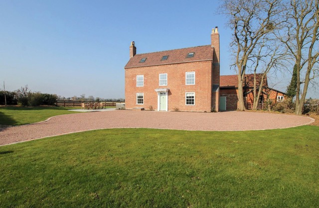 DANIELS FARMHOUSE, luxury holiday cottage, with hot tub in Claines