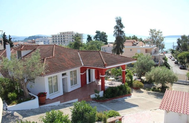 Daphne house