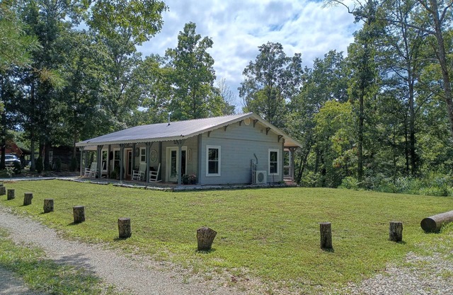 Dappled Grey Cabin with hot tub at Red River Gorge