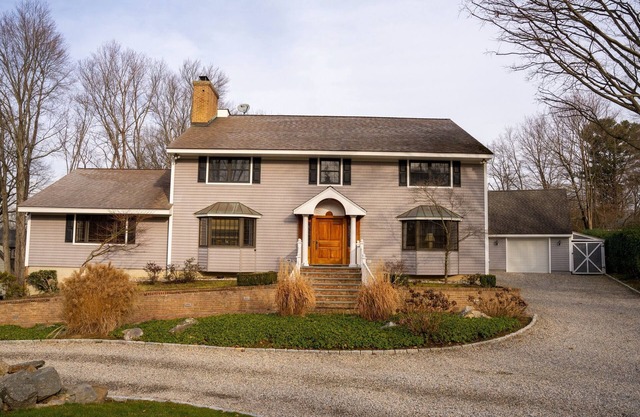 Darien Family Home with Bedroom/Nursery - sleeps 12 & easy 50 min. train to NYC