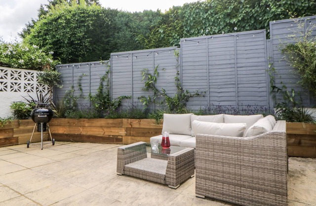 DART RETREAT, pet friendly, with a garden in Stoke Gabriel