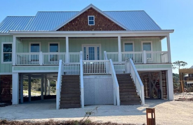 Dasoto Landing, A gated community with 3 min walk to pool, tennis court & beach.
