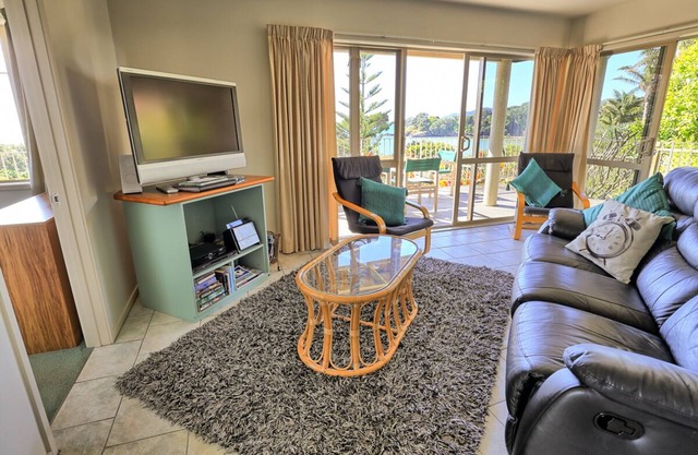 DAVINAS - Beach-front Holiday Apartment