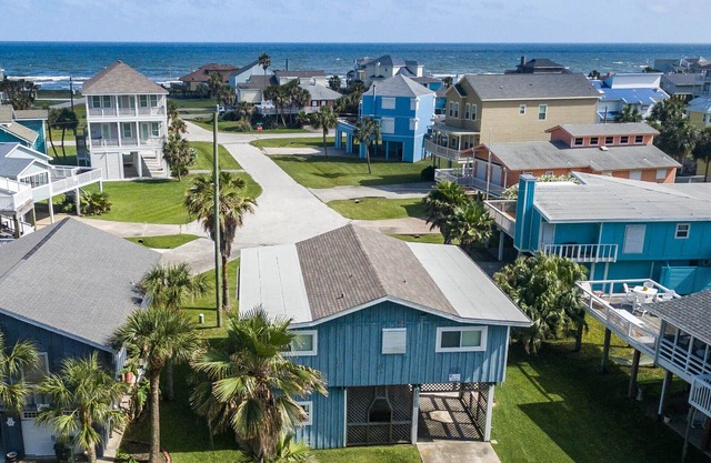 Daydreamer | Pet-Friendly & Walk to Beach