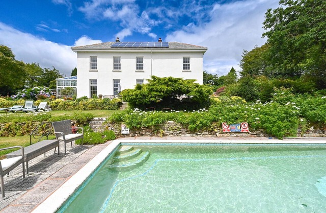 Daymer Apartment offers beautiful gardens, outdoor pool in summer and games room