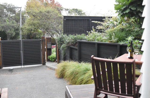 Days Bay Apartment - Beach, bush and privacy