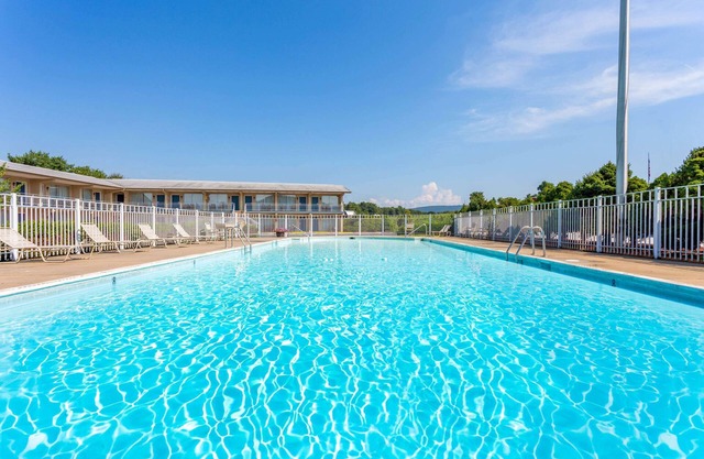 Days Inn by Wyndham Breezewood
