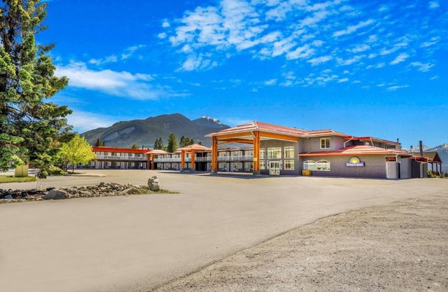 Days Inn by Wyndham Golden
