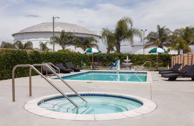 Days Inn & Suites by Wyndham South Gate
