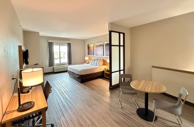 Days Inn & Suites by Wyndham Houston/West Energy Corridor